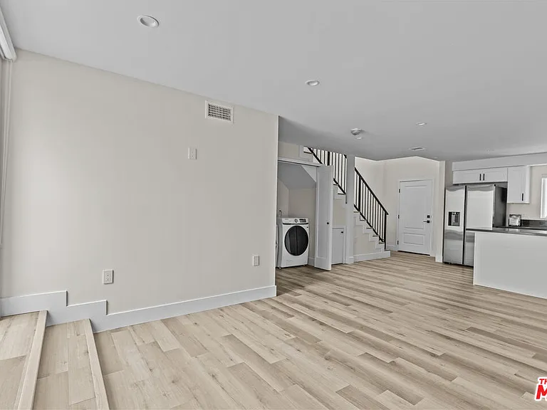 546 1/2 N Genesee Ave — Photo 3
