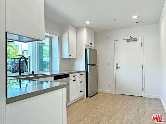 5th image of 10560 Santa Monica Blvd