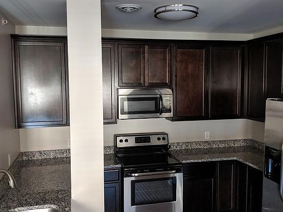 3rd image of 326 W Jefferson St #204