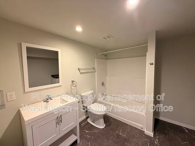 6217 S Huson St #B — Photo 8
