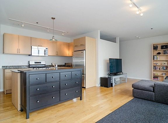 4th image of 510 W Erie St #1408
