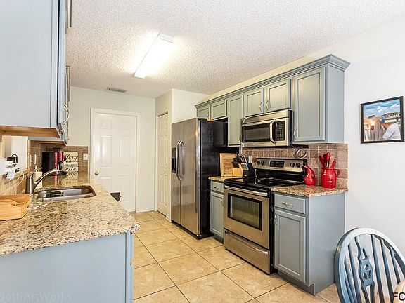 4th image of 22 Red Birch Ln