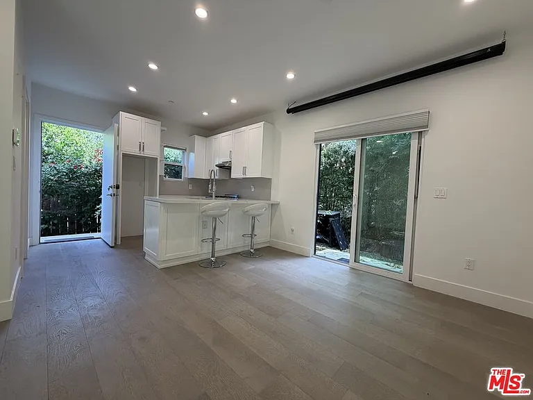 15122 Morrison St — Photo 45