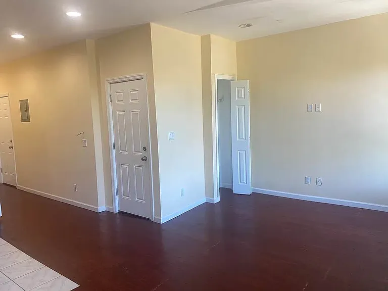 544 Franklin Ave #3 — Photo 3