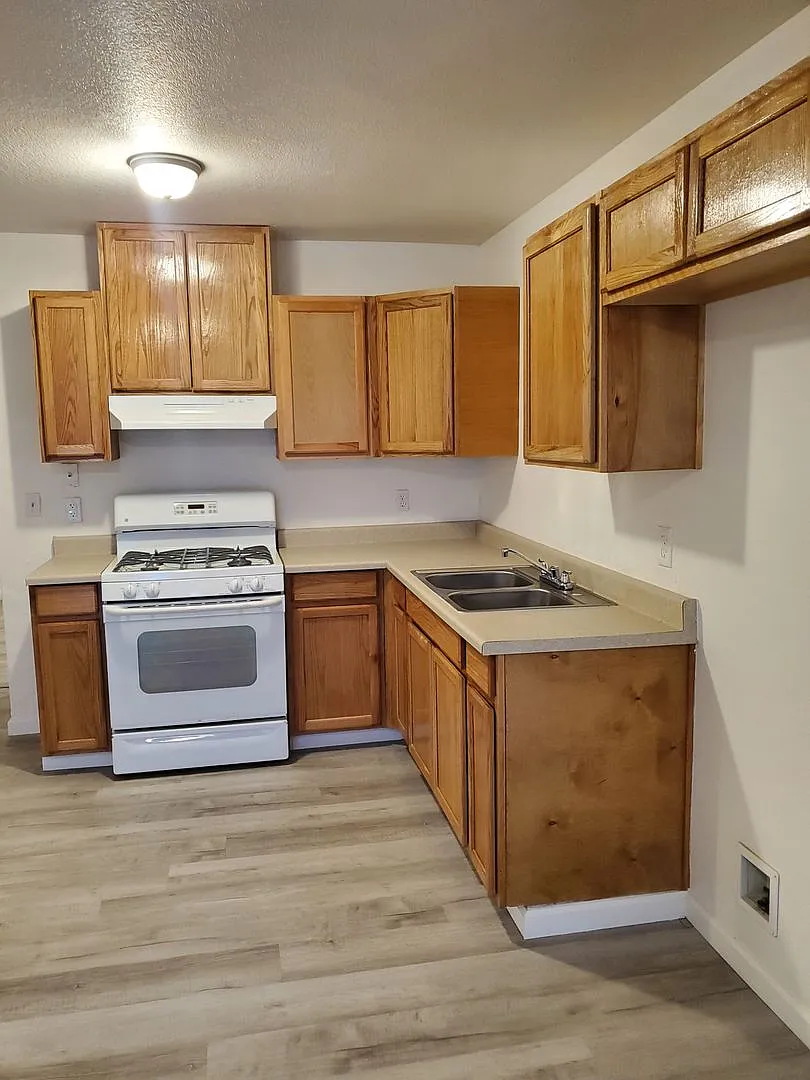 668 N. Anchor Ave — Photo 4