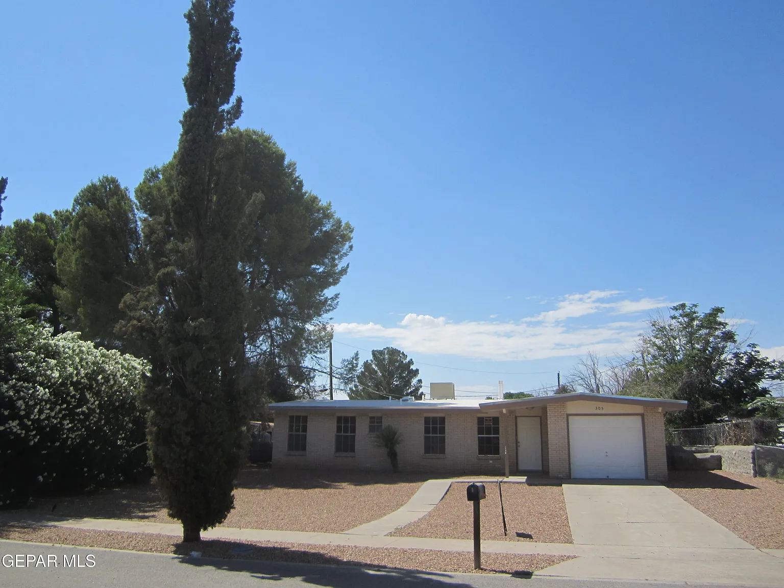 4 bed, 2.0 bath, 1800 sqft, $1,700 — Photo 2