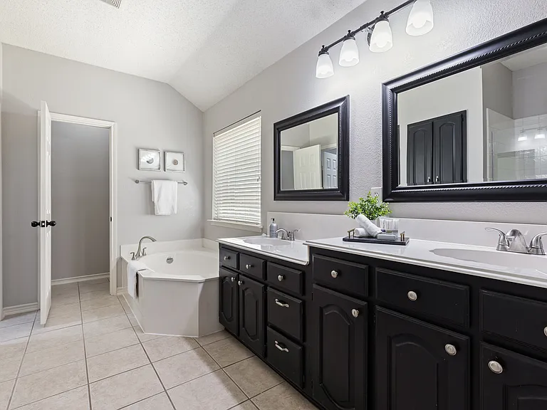 4909 Springtree Ln — Photo 21