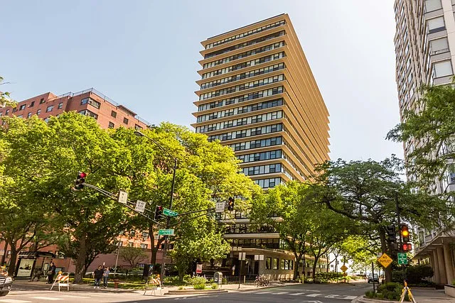 5801 N Sheridan Rd #7D
