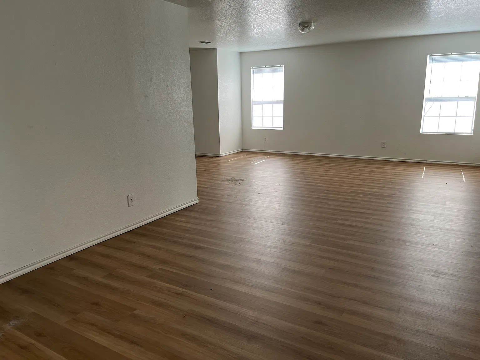 3 bed, 2.5 bath, 3068 sqft, $2,300 — Photo 2