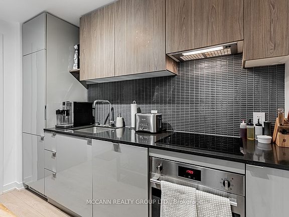 5th image of 161 Roehampton Ave #332