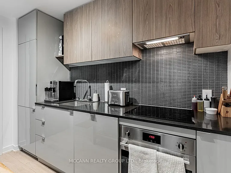 161 Roehampton Ave #332 — Photo 5