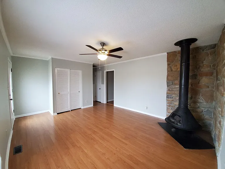 408 Desmond Dr — Photo 4