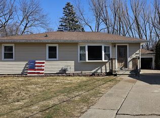 2919 Meadowbrook Dr, Clinton, IA 52732