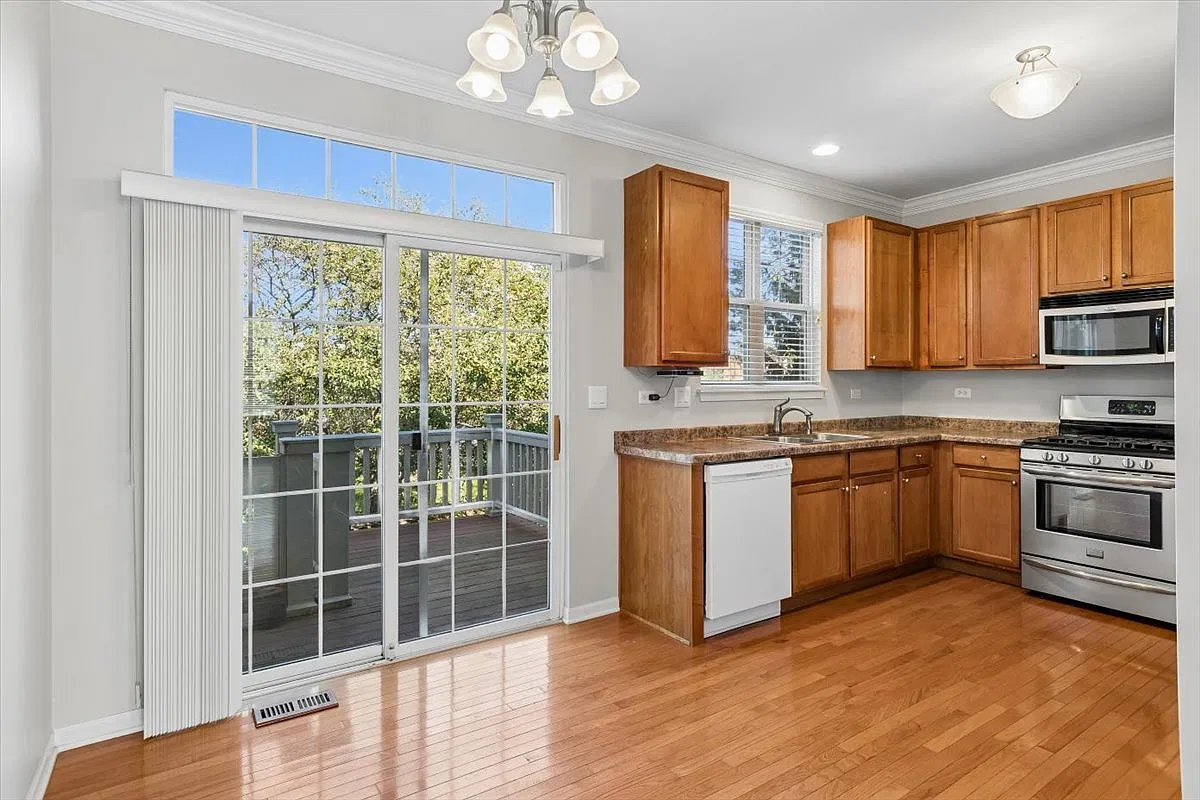 3 bed, 2.5 bath, 1776 sqft, $2,550 — Photo 3