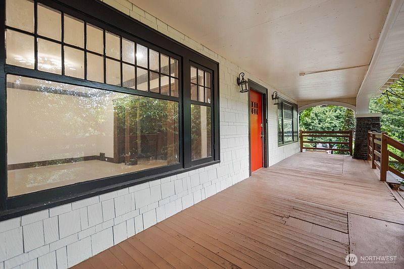 3rd image of 2109 Aurora Avenue N