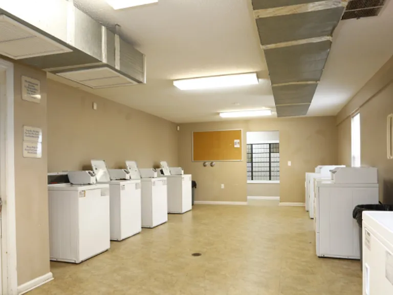 Lakeside Villas Apartments — Photo 12