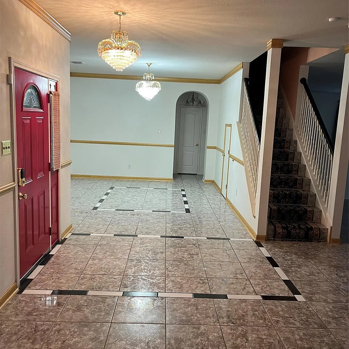 5 bed, 2.5 bath, 2947 sqft, $2,900 — Photo 2