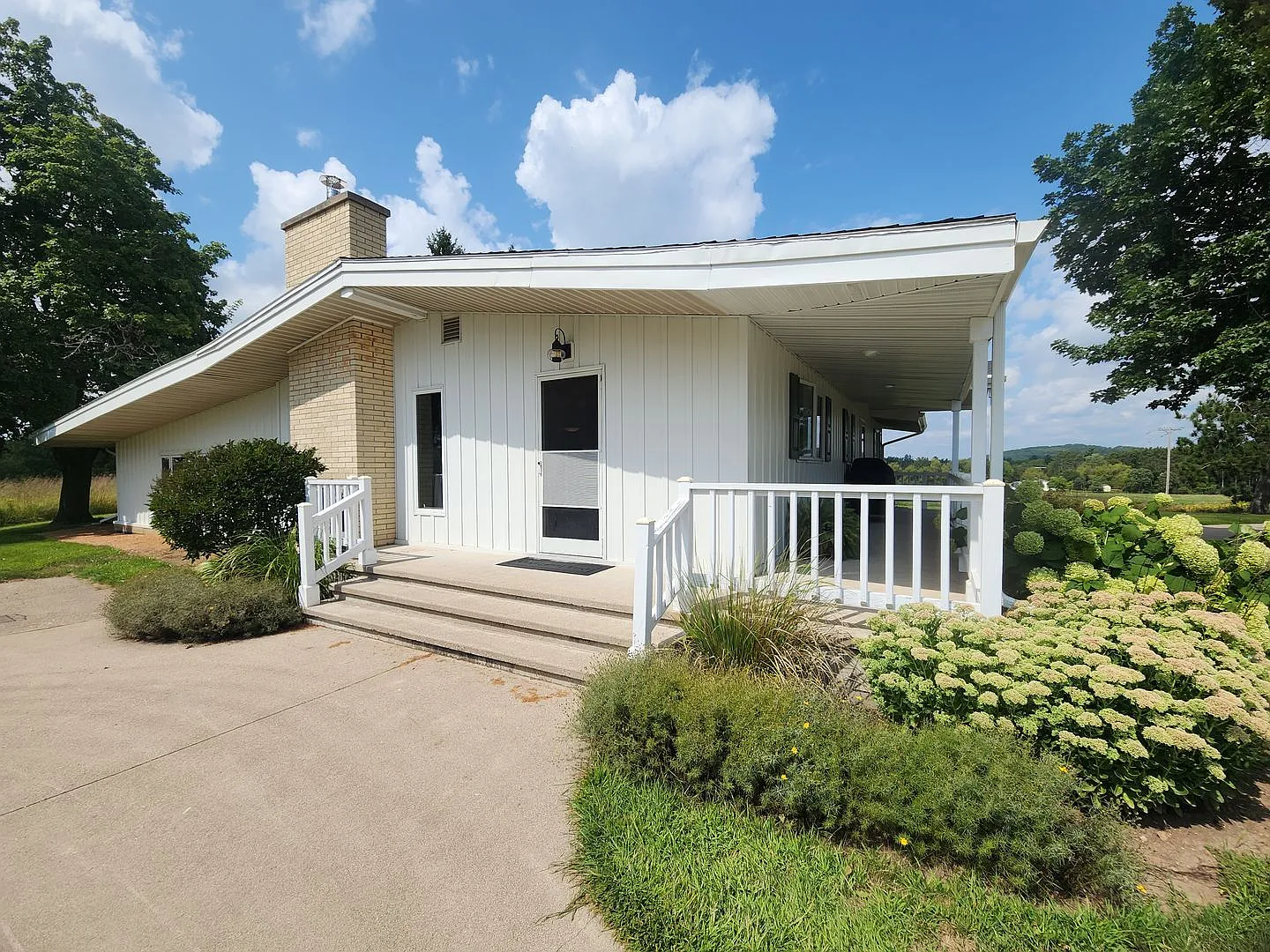 Spacious 4BR Country Home on 1.25 Acres — Photo 4
