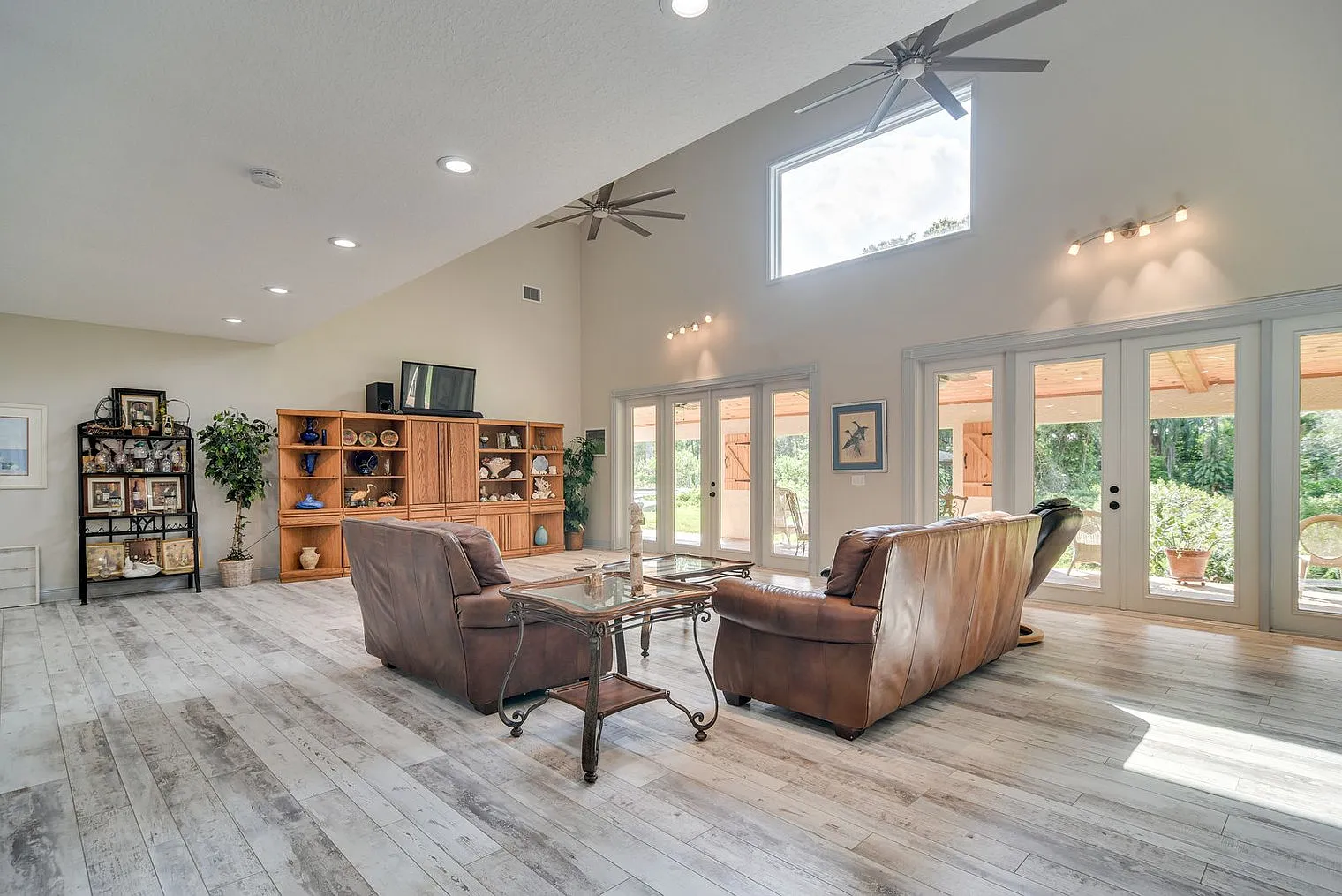 3 bed, 2.0 bath, 3498 sqft, $5,547 — Photo 4