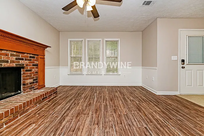 3 bed, 2.0 bath, 1826 sqft, $2,010 — Photo 4