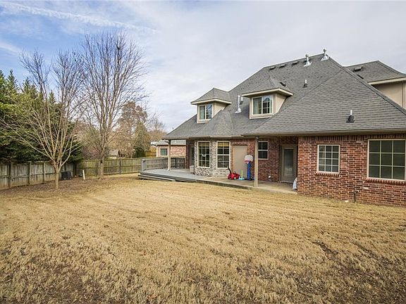 4th image of 902 NE Halifax Pl