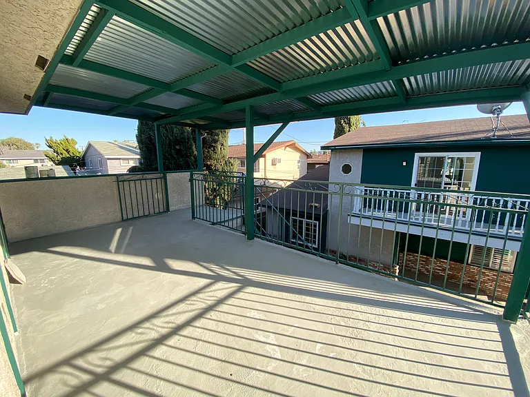 352 E College St — Photo 2