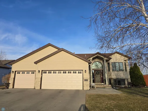 5526 14th St S, Fargo, ND 58104