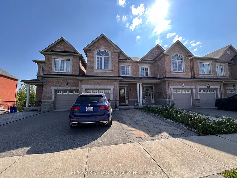 31 Napanee St — Photo 1