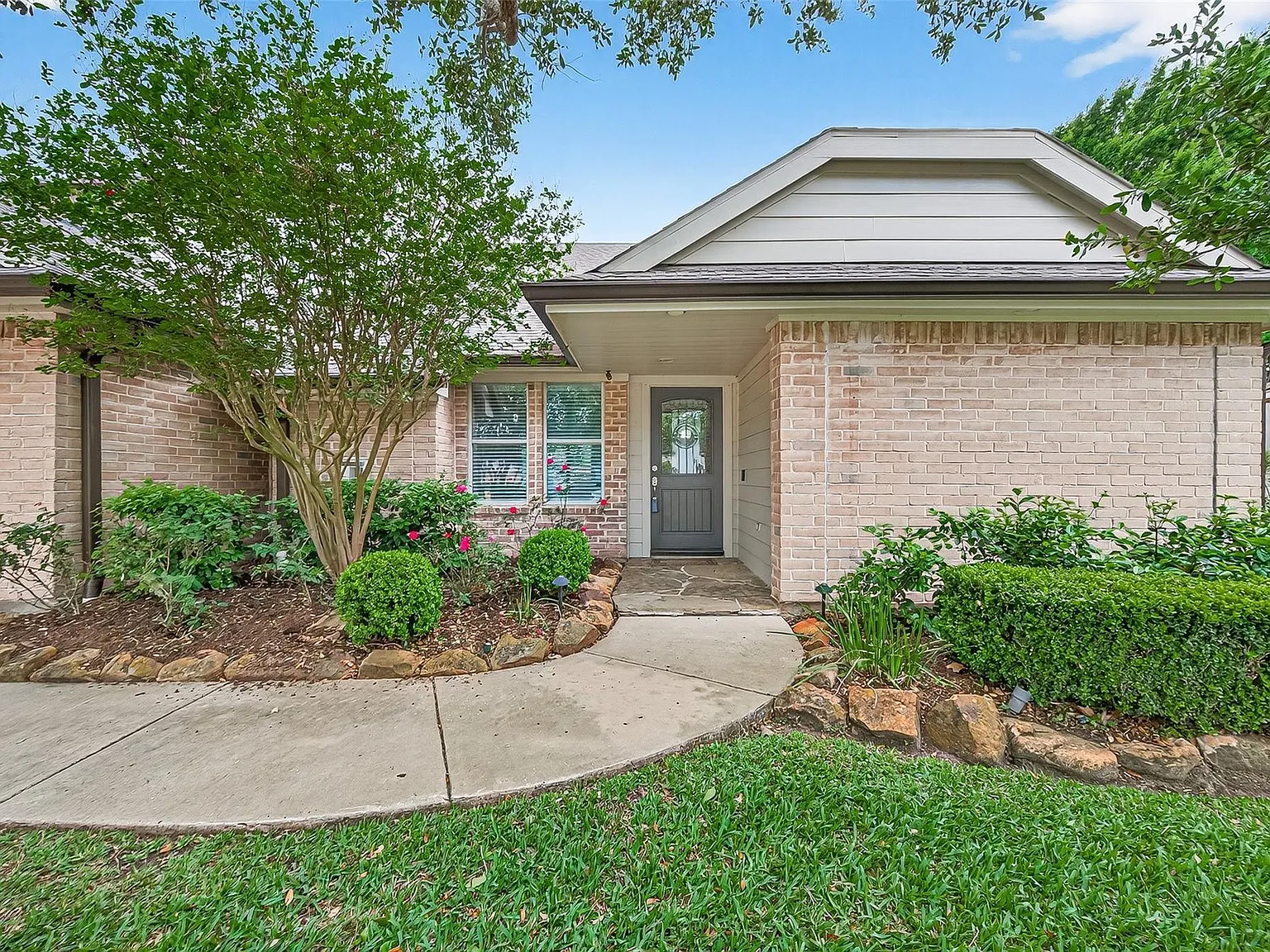 5 bed, 4.5 bath, 4001 sqft, $3,950 — Photo 1