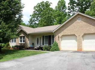 425 Woods Edge Dr, Rocky Mount, VA 24151