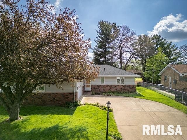 1st image of 422 N Lakeshore Dr