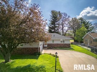 422 N Lakeshore Dr, Hanna City, IL 61536