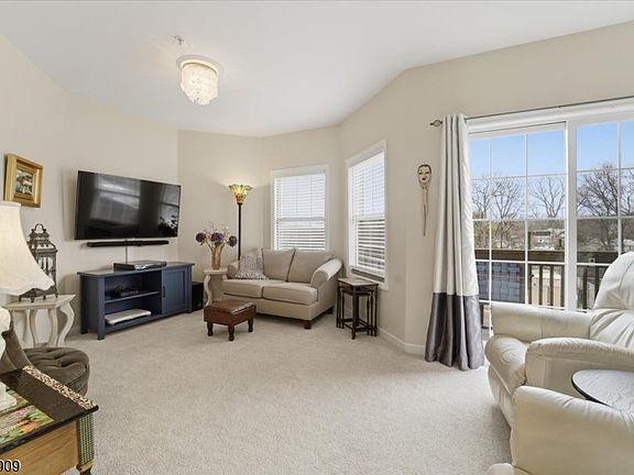 2nd image of 375 Rifle Camp Rd BLDG 375 #105