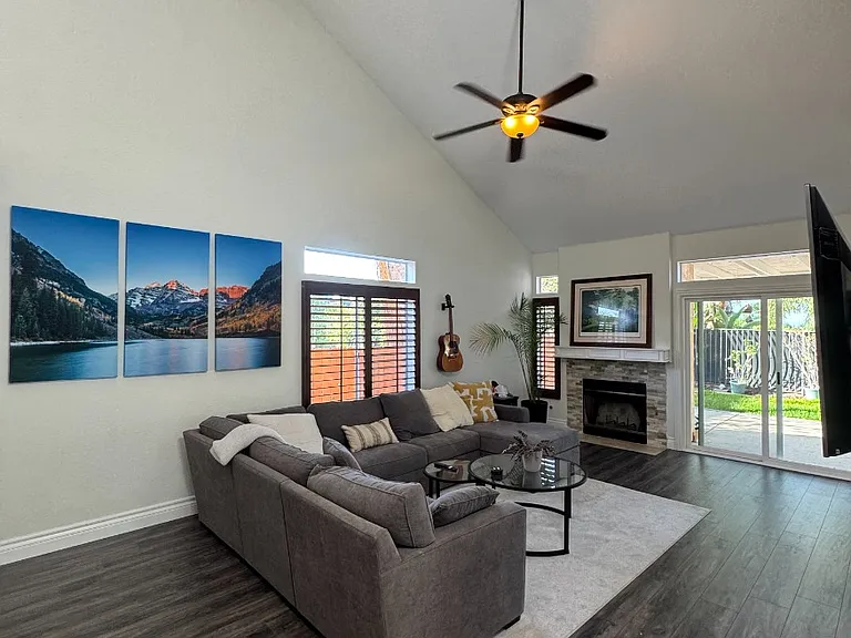 1216 Woodview Dr — Photo 2