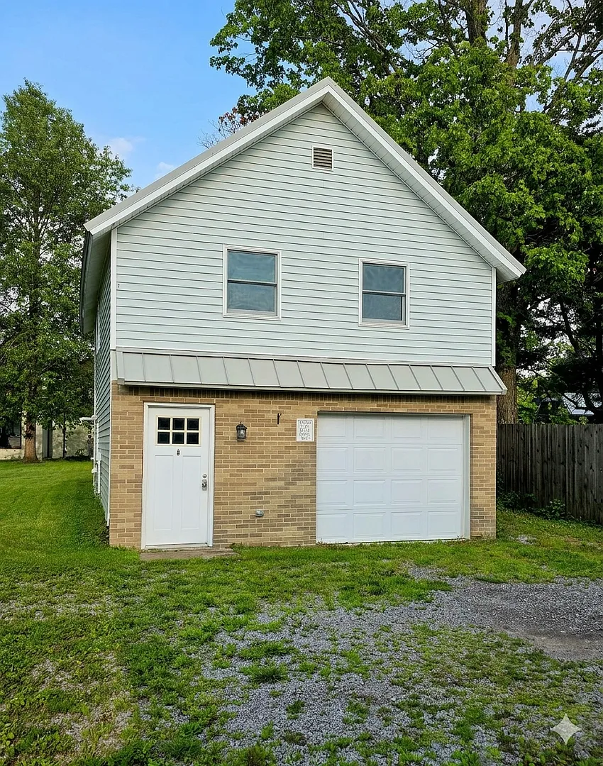 Excellent Updated One-Bedroom Apartment in West Valley Private Deck and Laundry! — Photo 3
