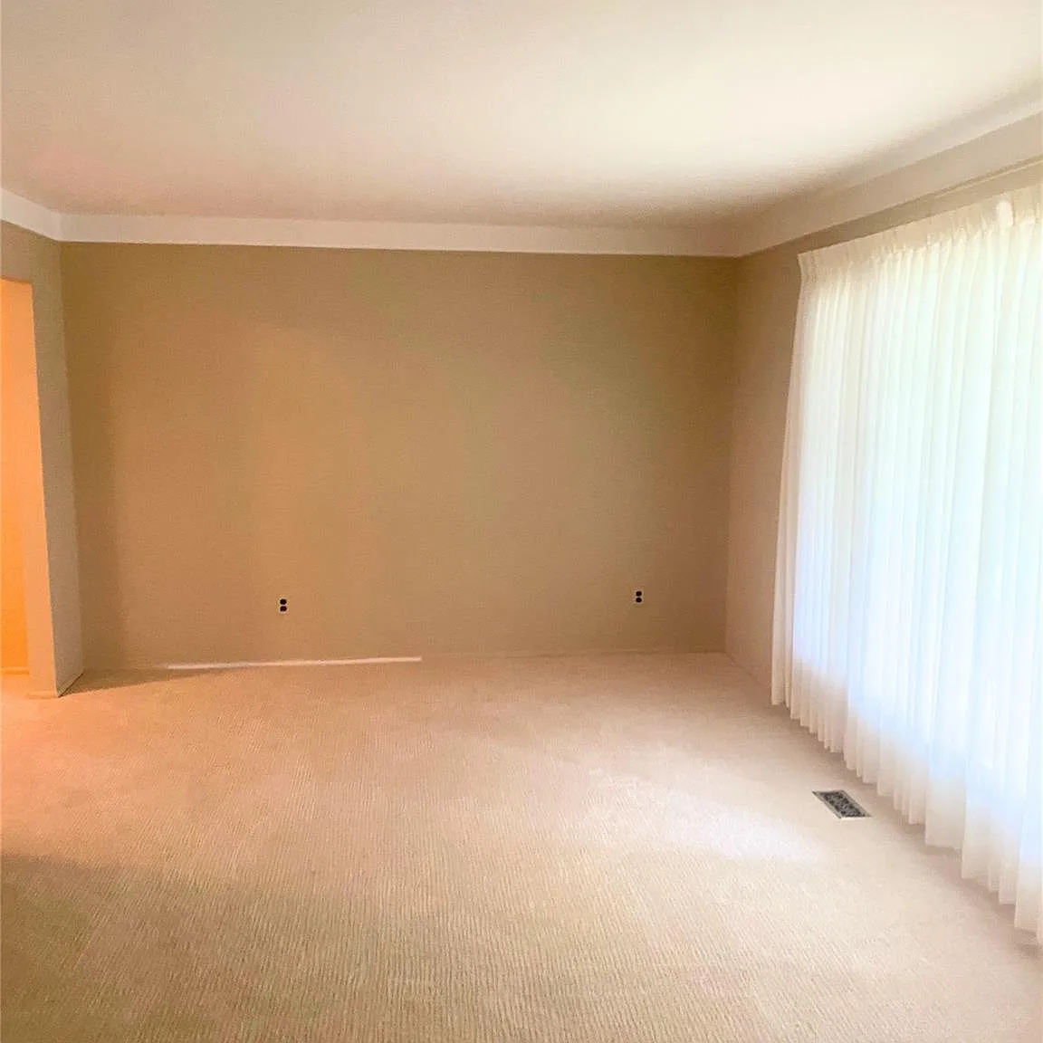 4 bed, 1.5 bath, 1800 sqft, $2,750 — Photo 2
