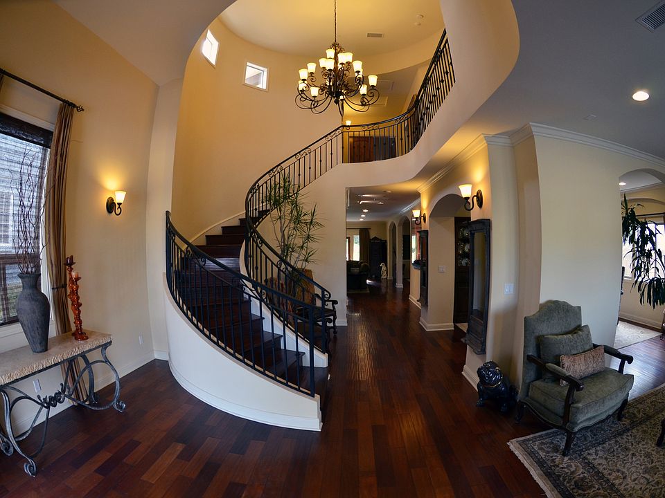 2nd image of 703 S Juanita Ave