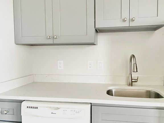 3rd image of 189 Whitwell St #2