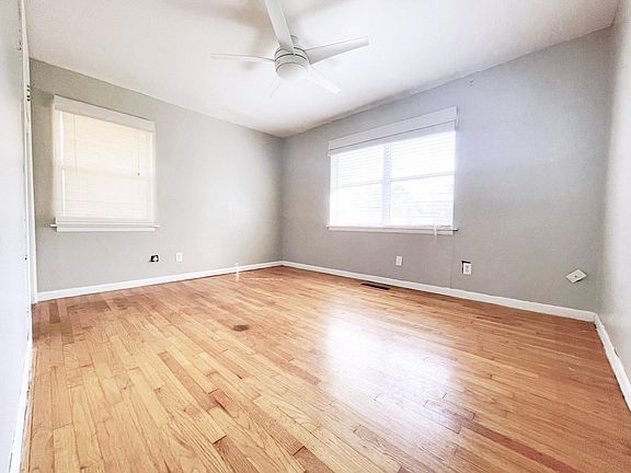 3rd image of 2628 Lakeside Dr