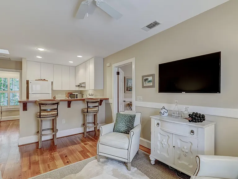 405 E Perry St — Photo 5