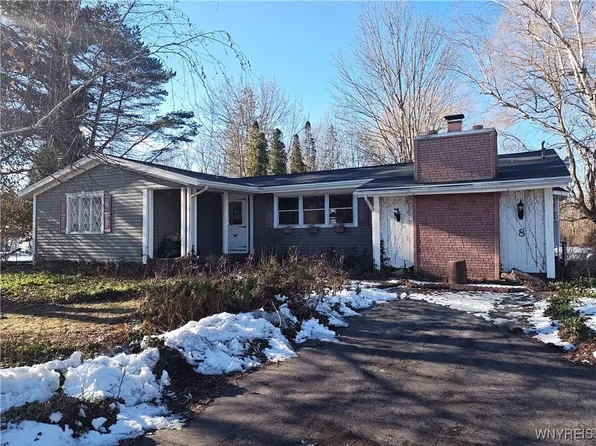 8 Lawrence Ave, Corfu, NY 14036