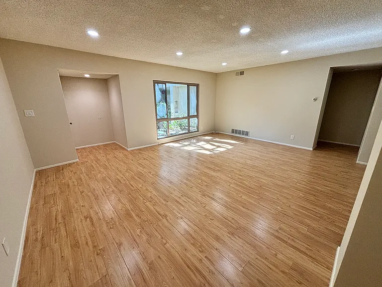 1740 Huntington Dr — Photo 5