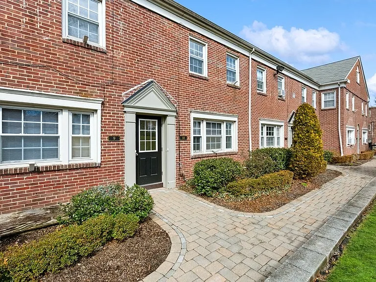 Scotland Park Townhomes — Photo 16