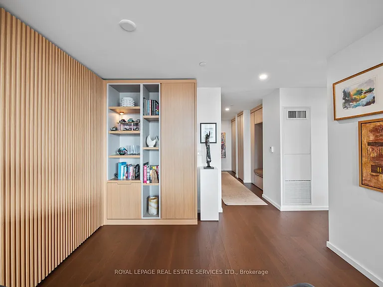 21 Lawren Harris Sq #904 — Photo 8