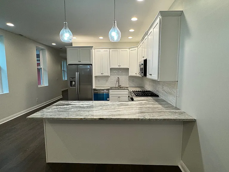 726 E Saint Catherine St — Photo 10