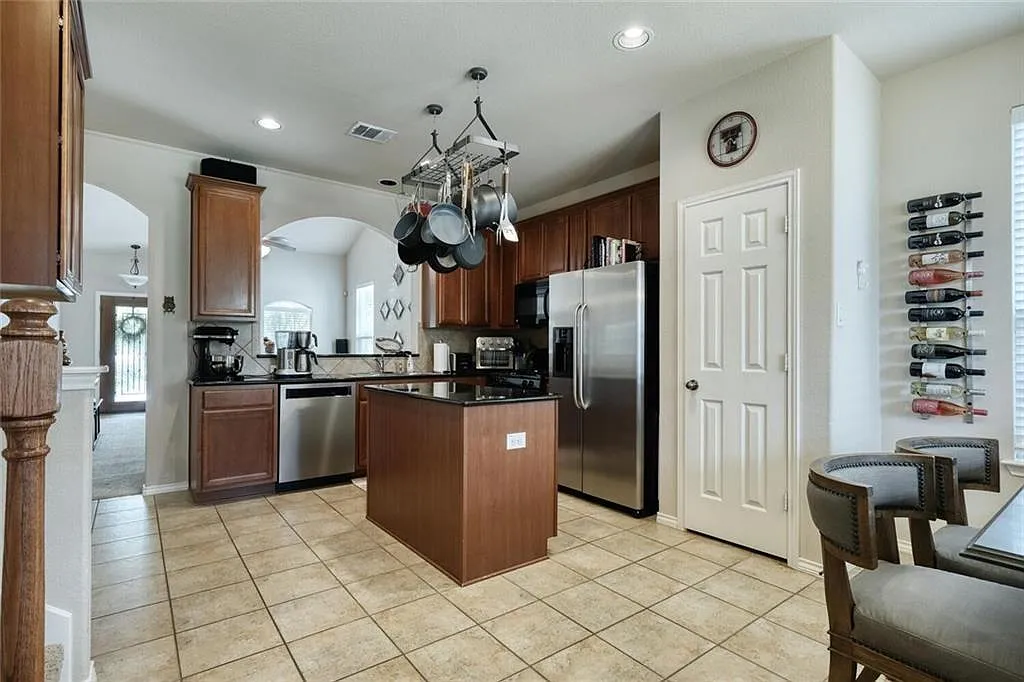 3 bed, 2.5 bath, 1928 sqft, $2,300 — Photo 3