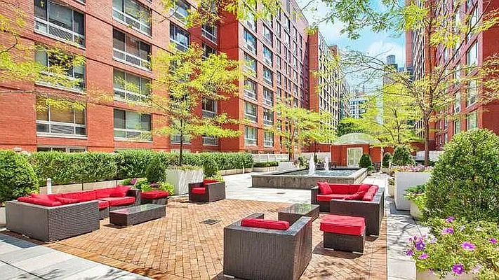 Rented by R New York | media 9