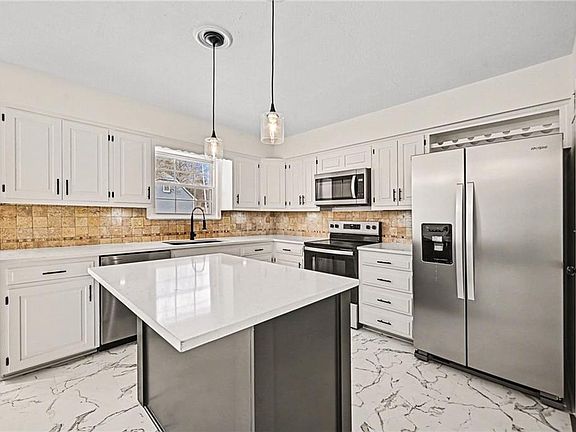 2nd image of 2805 Castle Dr