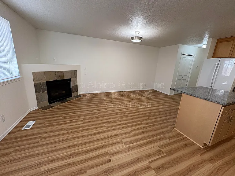 210 NW Connell Ave — Photo 7