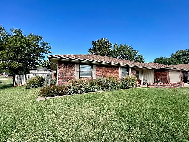 2902 Candlestick Ln — Photo 2